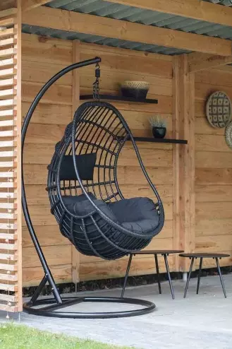 Hangstoel voor in de tuin