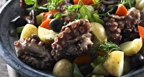 Inktvis aardappelsalade met zwarte olijven en kappertjes