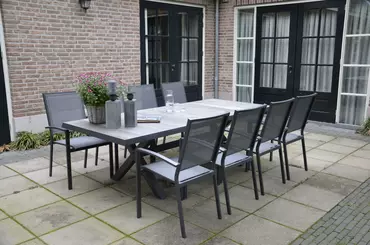 Dining Tuinafel Castilla Negro Kruispoot sfeer met stoelen