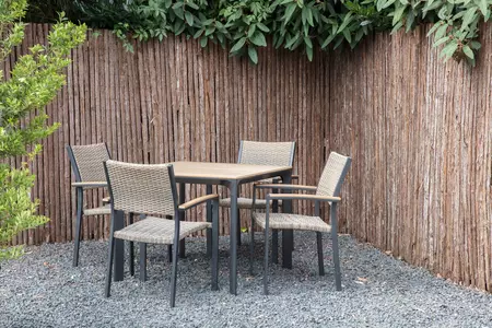 Tuinstoel Arrezzo Wicker sfeer aan tafel vierkant