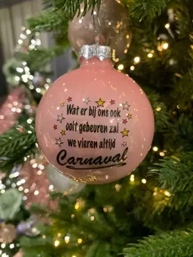 Kerstbal glas 8 cm tekst "Wij vieren altijd Carnaval" | Rood - Wit - Geel - Roze - afbeelding 2